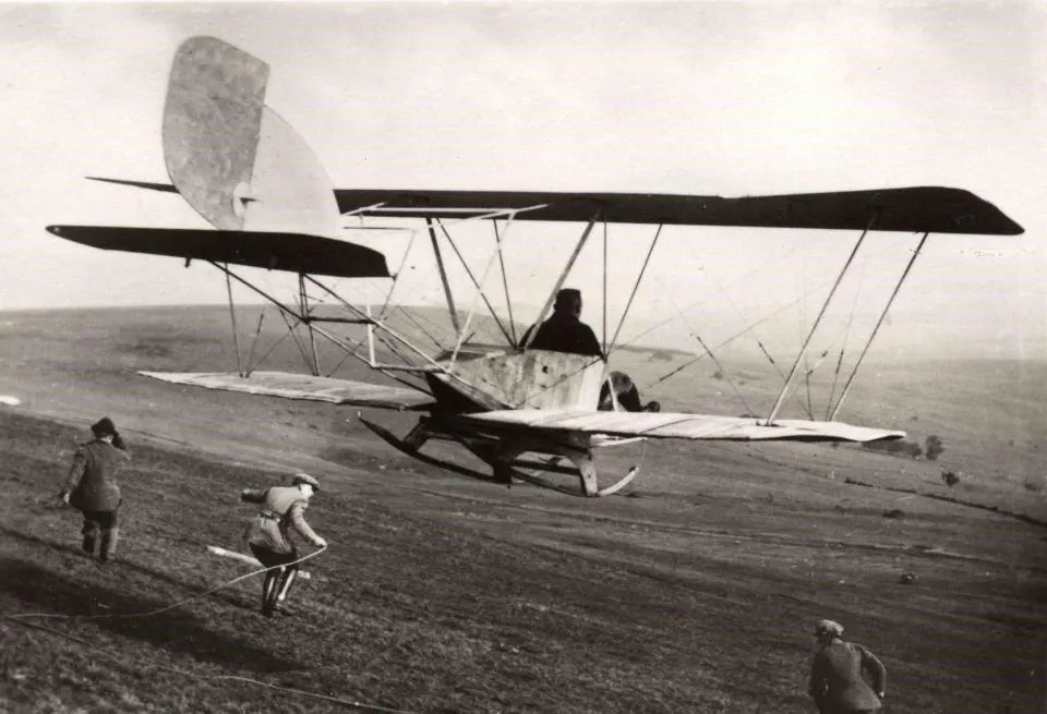 Foto eines Gummistarts in den 1920er Jahren aus dem Archiv des Deutschen Segelflugmu seums auf der Wasserkuppe