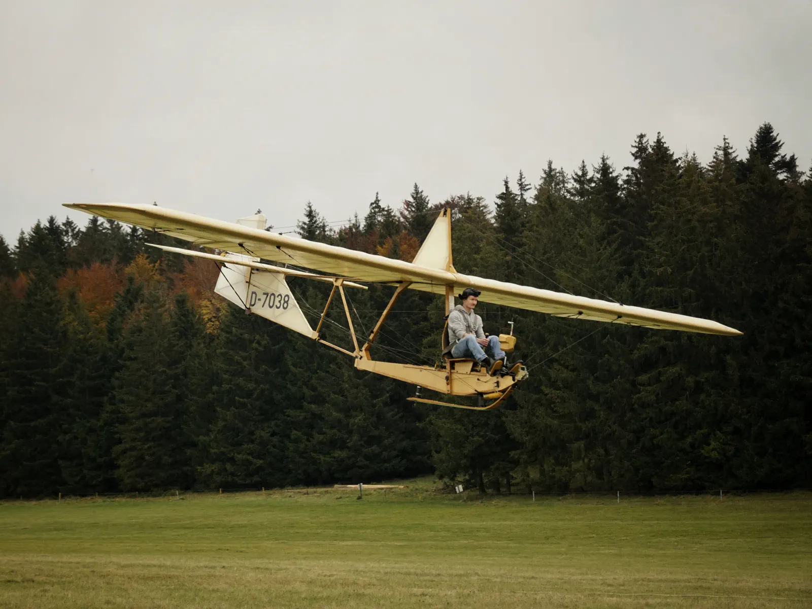 Gummiseilstart mit dem SG-38, der Pilot zeigt volle Konzentration
