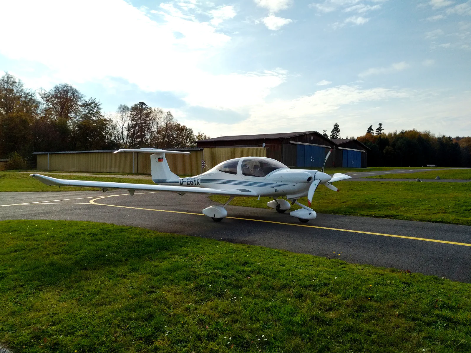 Diamond DA40 D-EBYK auf dem Rollfeld
