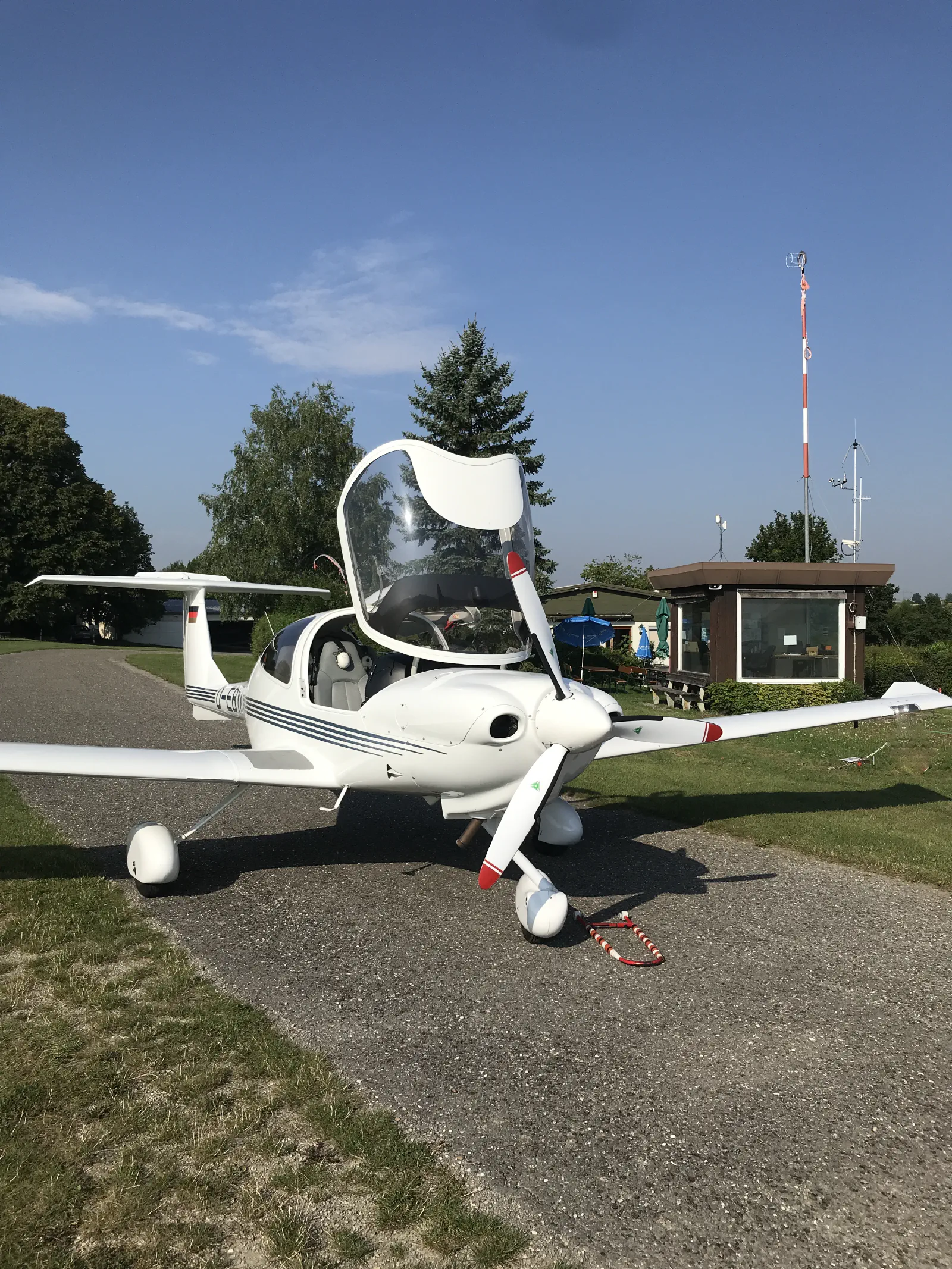 Diamond DA40 D-EBYK am Flugplatz Poltringen