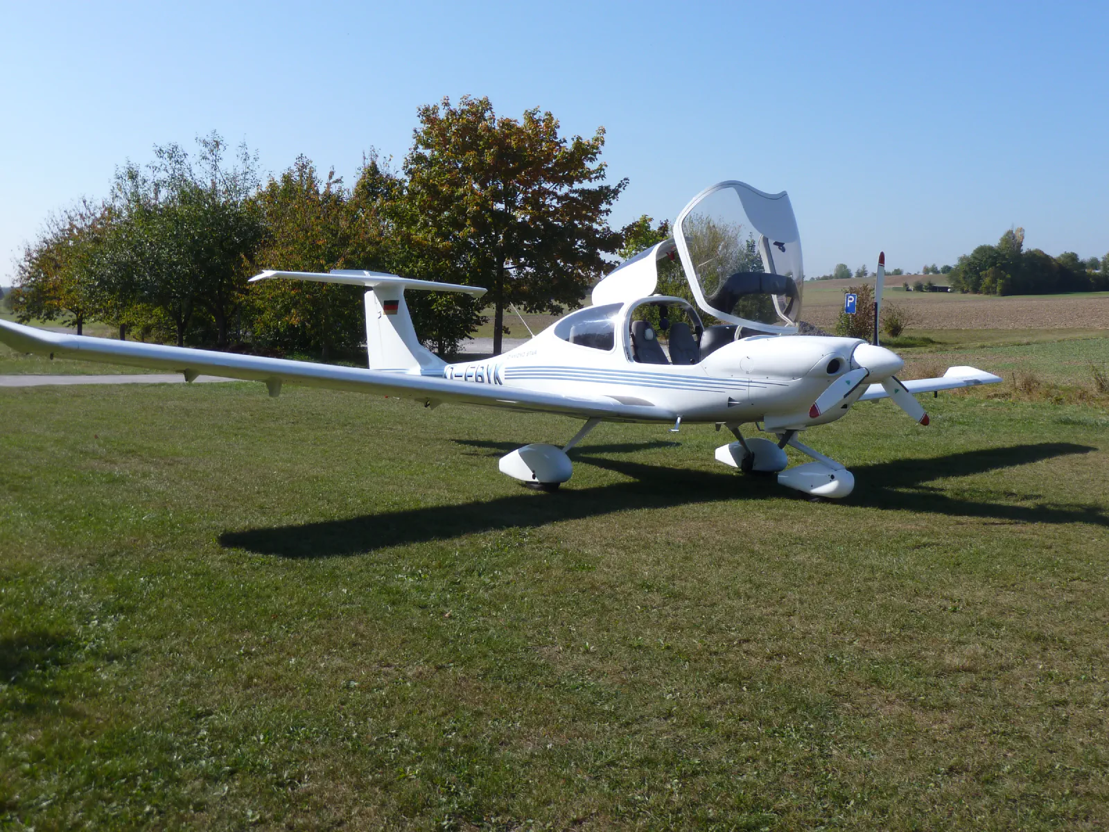 Diamond DA40 D-EBYK mit geöffnetem Cockpit